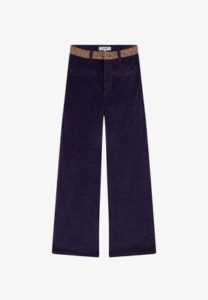 Vidde-beindressa bukser i dyb lilla med et mønster på taljen, med forlommer og orange syninger.