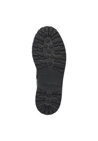 Suola nera di un stivale con scanalature profonde e impugnature circolari sul tallone, caratterizzata da un design robusto per una buona aderenza su diverse superfici.