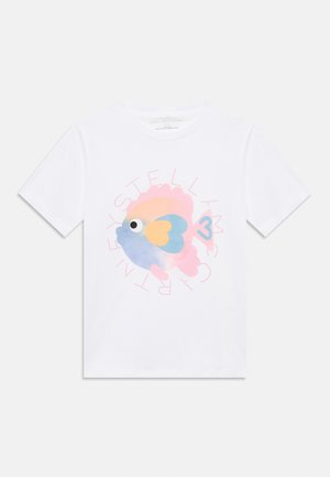 T-shirt blanc à manches courtes présentant un dessin de poisson cartoon coloré en bleu, rose et jaune, avec "STELLA McCARTNEY" en texte pointillé autour.