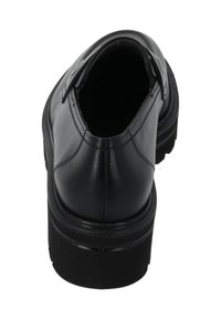 Czarne skórzane buty z zaokrąglonym noskiem, przeszyciami oraz grubą gumową podeszwą. Wnętrze jest puste, zaprojektowane do wkładania stopy.