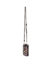 Malá květinová crossbody taška s nastavitelným popruhem, zipovým uzávěrem a černým pozadím s růžovými, žlutými a zelenými květinovými vzory.