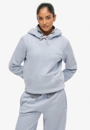 Hellblaue Kapuzenjacke aus weichem Material mit einer Fronttasche, Kordelzugkapuze und gesticktem Logo. Kombiniert mit passenden Jogginghosen mit gestreiften Akzenten.