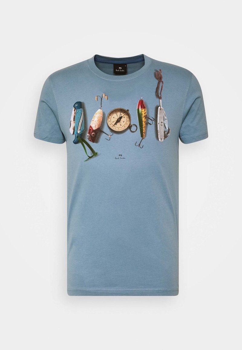 Camiseta de algodón azul con un gráfico de cebos de pesca y una brújula, con texturas y colores detallados, sobre un fondo de tela suave.