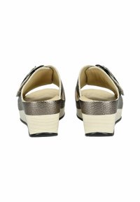 Due scarpe viste da dietro con un upper metallico grigio testurizzato, solette beige imbottite e un tacco bianco basso. Cinghia regolabile con fibbia.