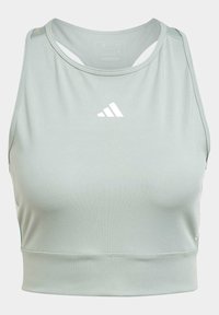 Top deportivo corto verde claro, hecho de una tela suave y elástica. Presenta un cuello redondo, un diseño de espalda nadadora y un logo blanco de Adidas en el frente.