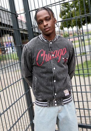 NBA CHICAGO BULLS OVERSIZED VARSITY JACKET - Vereinsmannschaften - black