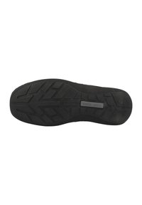 Suela de caucho negro con un patrón de banda de rodadura texturizado, que presenta surcos para tracción y estabilidad. Perfil plano sin elevación en el talón.