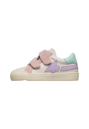 Scarpa da ginnastica bianca per bambino piccolo con strisce in velcro rosa, una stella viola e una striscia sul lato, e un tab sul tallone verde menta.