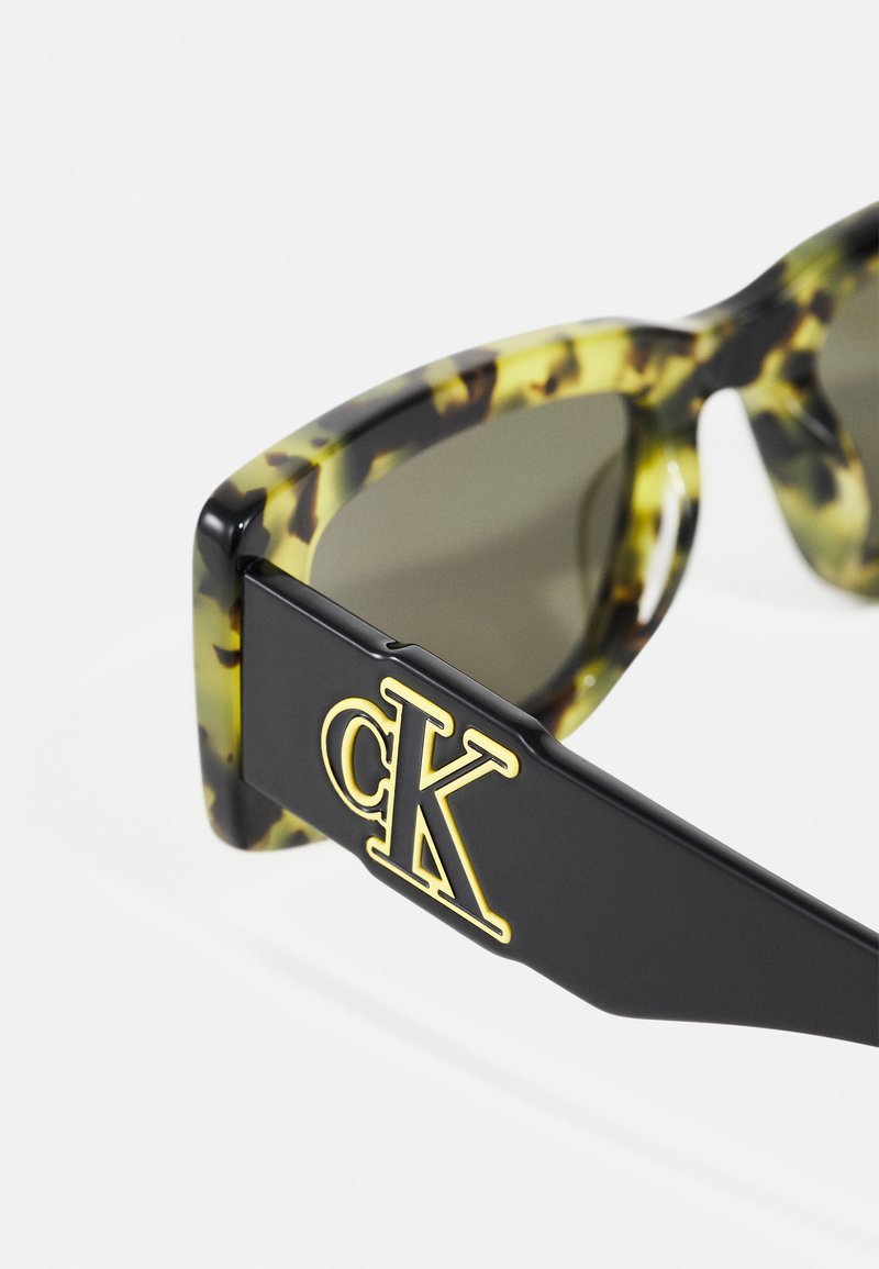 Calvin Klein Jeans UNISEX - Sunglasses - yellow havana/brown  display picture 2