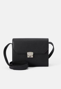Czarna torebka crossbody z faux skóry z klapą, ze srebrnym zapięciem i regulowanym paskiem. Gładka tekstura, prostokątny kształt.