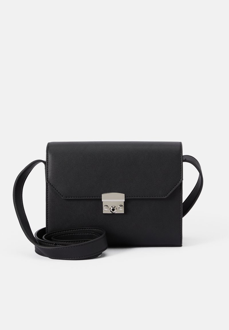 Czarna torebka crossbody z faux skóry z klapą, ze srebrnym zapięciem i regulowanym paskiem. Gładka tekstura, prostokątny kształt.