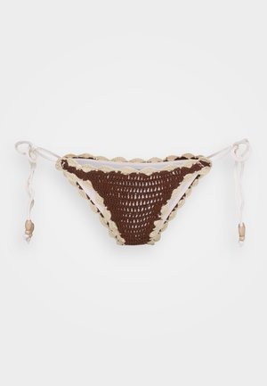 Hnedý háčkovaný bikiny spodok s krémovými volánmi, nastaviteľnými postrannými viazaniami a drevenými korálkami. Textúrovaný tkaný materiál.