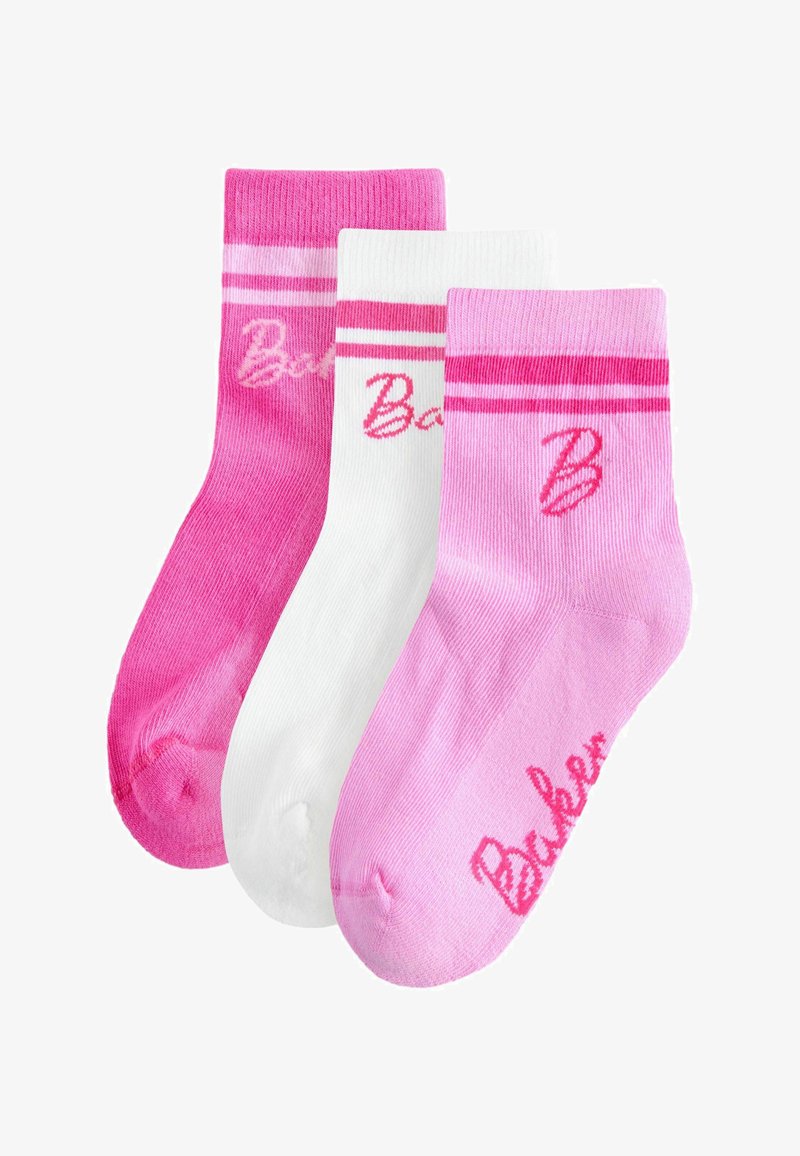 Trois paires de socquettes : deux nuances de rose avec des rayures et un logo, et une blanche unie. Fabriquées en tissu tricoté, avec un bord-côte.