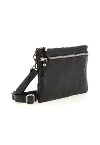 Borsa a tracolla in pelle nera con chiusura a zip, tracolla regolabile e hardware in argento. Texture liscia con un design minimalista.