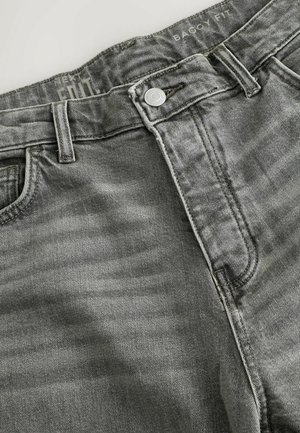 Pánské volné šedé džíny z denimu s vybledlým povrchem, vybavené kovovým zapínáním a prošívanými předními kapsami.