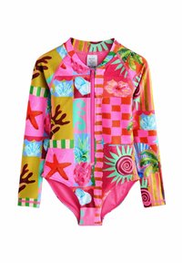 Maillot de bain à manches longues coloré avec un mélange de motifs, comprenant des motifs roses, jaunes et verts avec des coquillages et des étoiles de mer. Fermeture à glissière sur le devant.