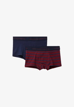 Zwei Herren-Boxershorts, eine einfarbig in Marineblau und eine karminrot mit marineblauen Streifen, beide mit "United Colors of Benetton" am Bund.