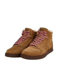 Braune Wildleder-Hochschnitt-Sneaker mit strukturierten Oberflächen, rosa und braun gemusterten Schnürsenkeln und einer braunen Gummisohle mit Logo-Akzent.