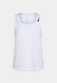 Haut de sport sans manches blanc de Nike avec motif de ventilation perforé et logo Nike swoosh noir sur l'épaule gauche.