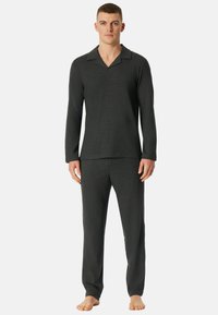 Herren Schlafanzugset in Dunkelgrau mit langen Ärmeln und Reverskragen, aus weichem Stoff, mit geraden Hosenbeinen und minimalen Nähten.