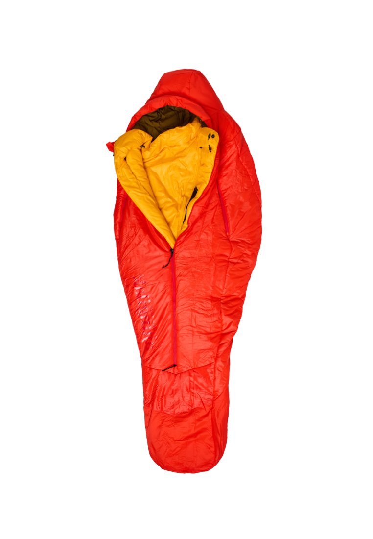 Saco de dormir rojo con un forro interior amarillo. Presenta una capucha, cremalleras a los lados y una forma cónica para mayor calor y aislamiento.