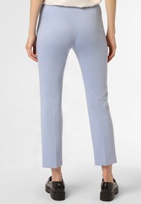 Hellblaue, dehnbare Stoffhose mit geradem Bein und cropped Saum. Verfügt über eine glatte Textur und ein schlichtes Bunddesign.