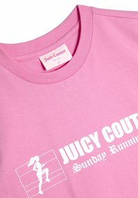 Rozā kokvilnas T-krekls ar baltu grafiku, kurā attēlots skrienošs tēls un teksts "JUICY COUTURE SUNDAY RUNNING". Ar apaļu kakla izgriezumu, izmērs S, etiķete redzama.