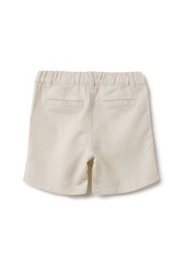 Shorts beiges en tissu tissé avec une taille élastique, des poches arrière et une coupe droite. Le tissu a une texture lisse avec un éclat minimal.
