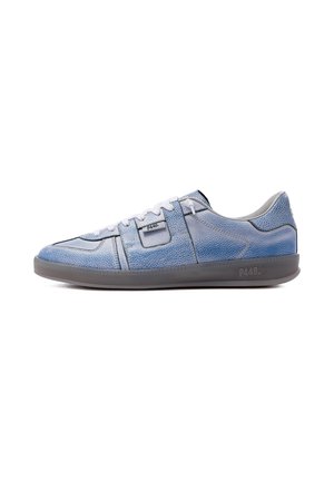 Zapatilla baja texturizada en azul claro con cordones blancos, suela gris y marca "P448" en el lateral y la lengüeta.