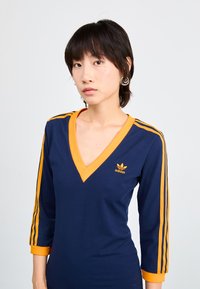 adidas Originals - Sukienka z dżerseju