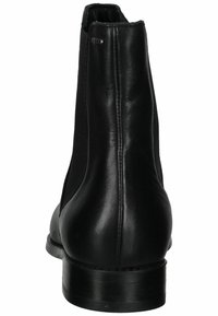 černá kožená kotníková botka s hladkým povrchem, elastickými bočními panely a nízkým zúženým podpatkem. Pohled zezadu ukazuje šití a elegantní siluetu.