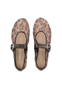 Ballerinas mit Leopardenmuster, ausgestattet mit einem braunen Lederknöchelriemen und einer Schnalle. Glattes Material mit gerundetem Zehenbereich und flachem Sohlen-Design.