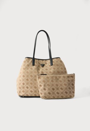Grand sac cabas beige avec motif monogramme et poignées noires, accompagné d'une pochette beige assortie avec fermeture éclair et même design.