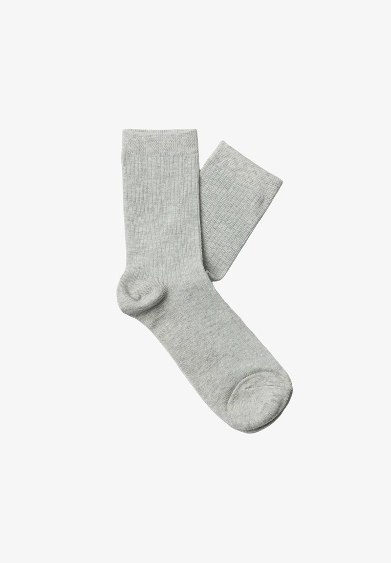 Chaussettes grises côtelées de hauteur mi-mollet, à texture douce, avec pointe renforcée et construction sans couture pour le confort.