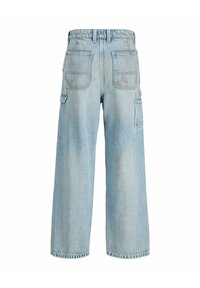 Svijetloplave denim široke hlače s visokim strukom, sa dvostrukim stražnjim džepovima i bočnim džepom. Vidljivo šivanje i opušteni kroj.