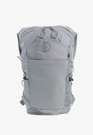 Grauer Rucksack aus strukturiertem Stoff mit einem glatten Frontpanel. Verfügt über verstellbare Träger, doppelte Reißverschlüsse und ein Logo-Accent auf der Oberfläche.