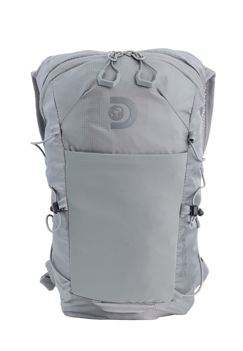 Grauer Rucksack aus strukturiertem Stoff mit einem glatten Frontpanel. Verfügt über verstellbare Träger, doppelte Reißverschlüsse und ein Logo-Accent auf der Oberfläche.