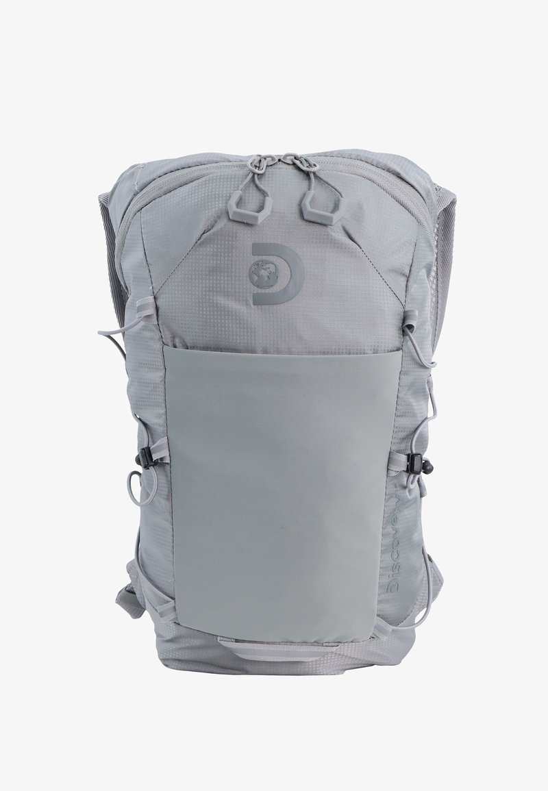 Grauer Rucksack aus strukturiertem Stoff mit einem glatten Frontpanel. Verfügt über verstellbare Träger, doppelte Reißverschlüsse und ein Logo-Accent auf der Oberfläche.