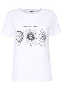 Vit bomullströja med svarta illustrationer av himlakroppar och texten: "COSMIC LOVE," "YOU," "ME," och "TOGETHER" i dekorativ stil.