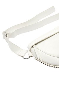 Biała torebka typu crossbody z efektu skóry, o zakrzywionym kształcie, z fakturowaną powierzchnią i srebrnymi ćwiekami wzdłuż dolnej krawędzi. Zawiera regulowany pasek.