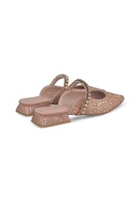Roze versierde slingback schoenen met een lage blokhak, voorzien van uitsnijdingen en sprankelende accenten langs de band. Zachte materiaalafwerking.