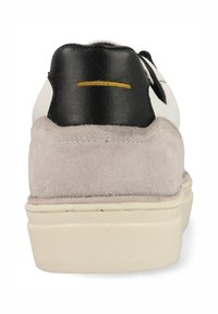 Witte sneaker met een zwarte leren hiel en grijze suède accenten. Heeft een laag profiel ontwerp en een off-white rubberen buitenzool.