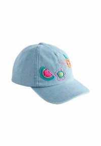 Hellblaues Denim-Cap mit bunten gestickten Akzenten, darunter Früchte und eine Blume. Glatte Textur mit einem gebogenen Schirm.