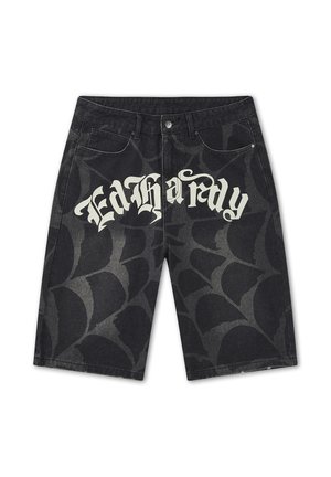 Schwarze Jeansshorts mit grauem Spinnennetzmuster und weißem gotischem Schriftzug „Ed Hardy“ vorne.