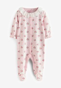 Pyjama en tissu rose doux, présentant un motif floral avec des roses, un col à volants et une fermeture à boutons sur le devant. Poignets élastiqués et conception intégrale.