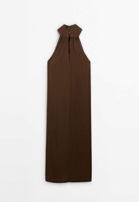 Robe sans manches marron avec un col haut et un dos découpé. Tissu lisse avec une silhouette droite, sans motifs ni embellissements supplémentaires.