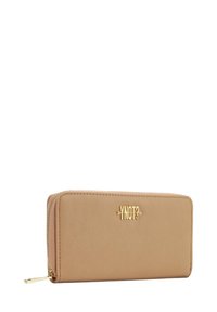 Portafoglio in pelle color tabacco con una texture liscia, forma rettangolare, logo in metallo dorato "Y NOT?" e chiusura con zip lungo il bordo superiore.