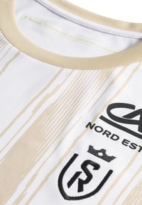 Valkoinen paita, jossa on beigen värinen kimmeltävä kaulus. Ominaisuuksiin kuuluu raidallinen kuvio sekä mustat logot edessä, ja siinä on teksturoitu kangas.