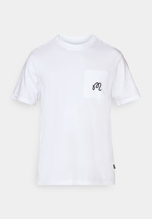 Hvid bomulds t-shirt med korte ærmer, rund halsudskæring og en brystlomme, der har et stiliseret marineblåt logo på lommen.