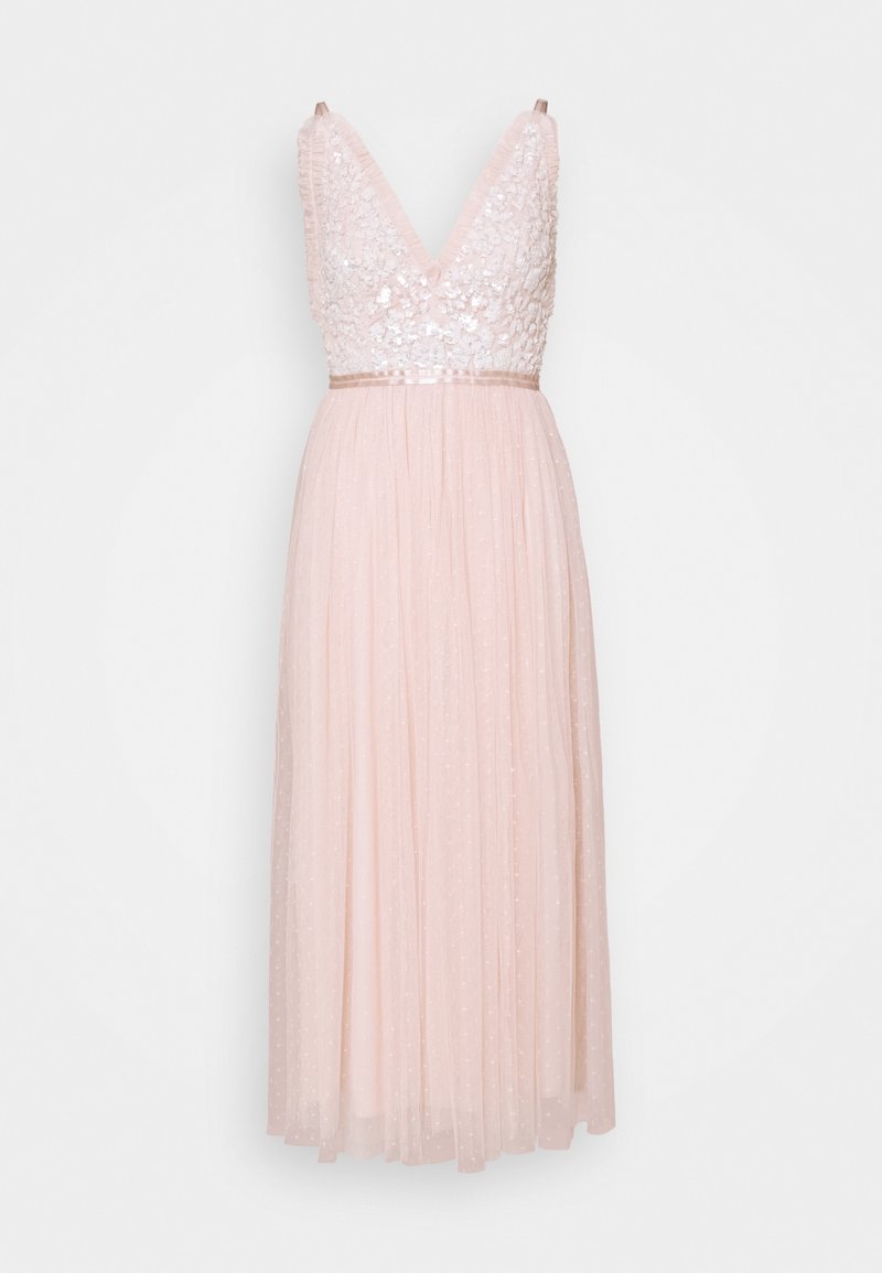 Robe sans manches rose clair avec un corsage à encolure en V orné de sequins et une jupe fluide en tulle plissé.